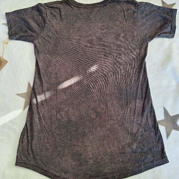 NWT-The Mountain Woman Nasty Lips Flowers Medium Graphic T-Shirt Gift‎ Biker - Picture 2 of 8